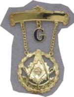 Past Master Swinger Jewel. 10K YG. One curved bar with hanging G with Square, Compass , Quadrant and Sun within wreath