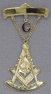 Past Master Swinger Jewel. 10K YG. One curved bar with hanging G with Square , Compass, Quadrant & Sun.