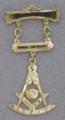 Past Master Swinger Jewel. 10K YG.Two bars with Square & Compass, Quadrant & Sun, with case