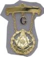 Past Master Swinger Jewel. 10K YG. One curved bar with hanging G with Square, Compass , Quadrant and Sun within wreath with case