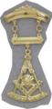 Past Master Swinger Jewel. 10K YG.  Two bars with Square , Compass , Quadrant  & Sun with case