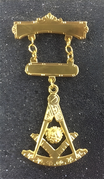 Past Master Swinger Jewel. Gold Filled. Two bars with Square & Compass, Quadrant & Sun.